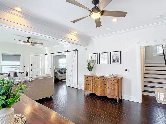 Building Photo - Fully Furnished St. Pete Pool Home Near Crescent Lake
