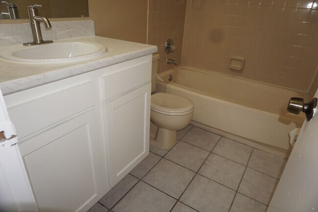 Building Photo - Westside 2/2 Townhome Near NAS