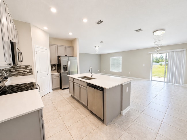 Building Photo - Charming 3-Bed Oasis with 2 Baths and 1,555 Sq Ft of Comfort in Haines City!