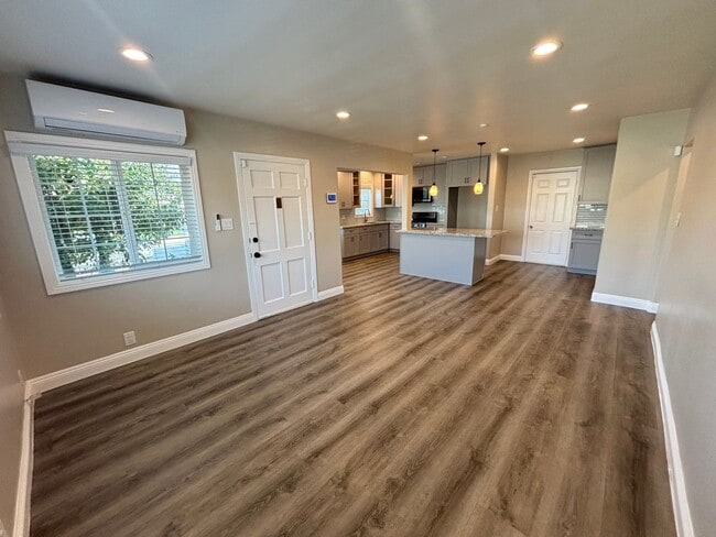 Building Photo - Spacious 2 Bedroom Home with 2 Bonus Rooms