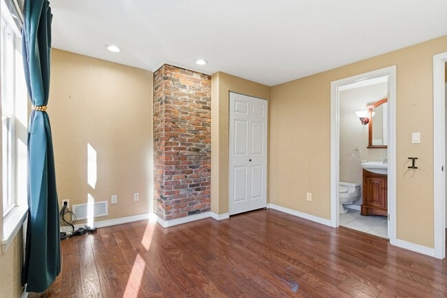 Building Photo - Charming 3 Bedroom/4 Bathroom Detached Home Located In The South Side Flats.  Available Immediately.