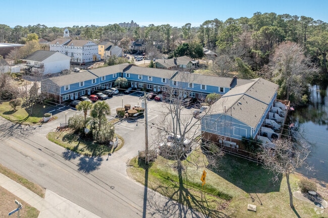 Aerial wide. - Lakeside Court Condominiums