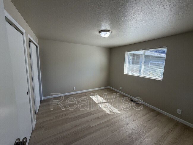 Building Photo - 1480 SW Kellenbeck Ave
