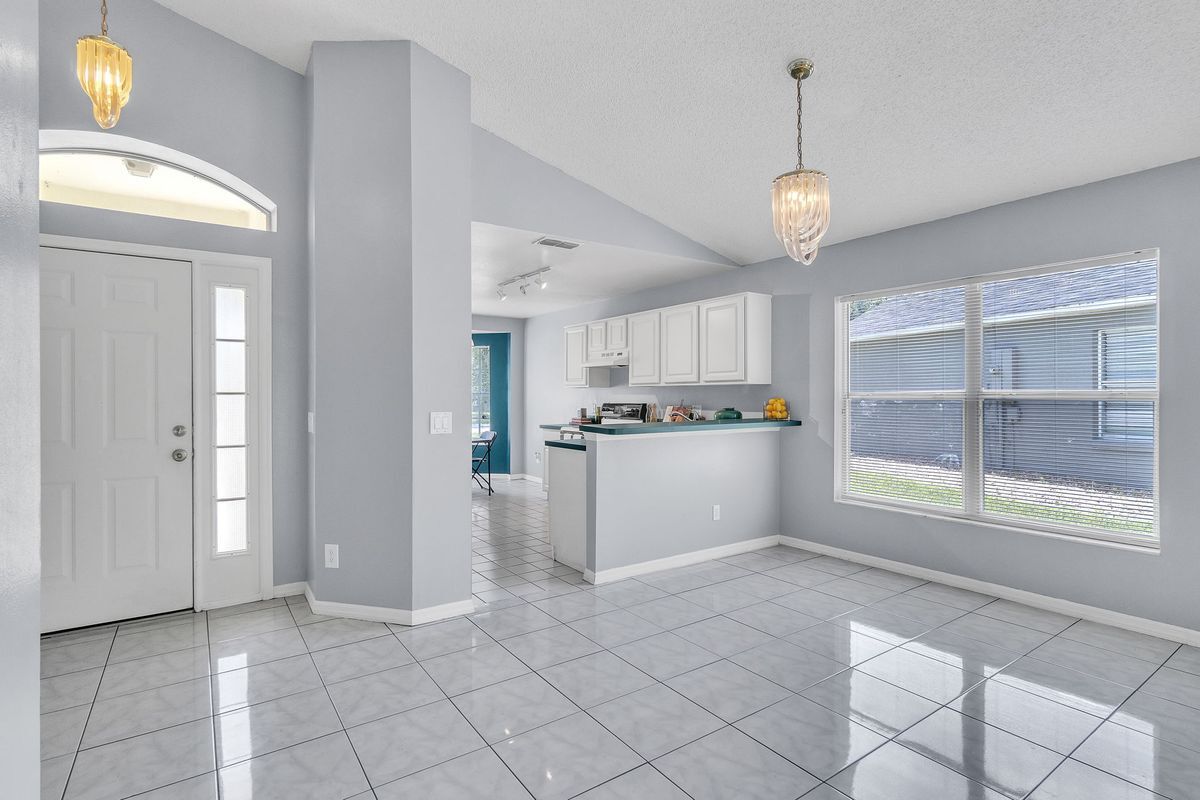 Building Photo - 4454 King Edward Dr