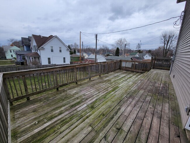 Building Photo - 3 bed, 2 bath. Close to ND