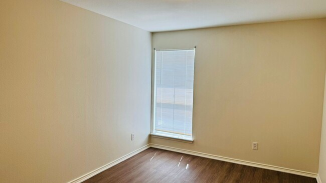 Building Photo - 3 Bedroom/2.5 Bath Springwood Subdivision