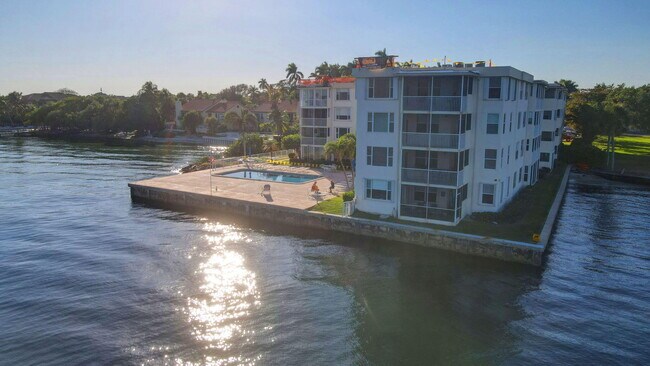 Building Photo - 1810 New Palm Way