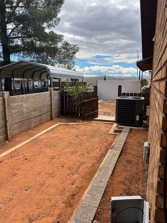 Building Photo - Great 3 bedroom 2 bathroom,  home with a h...
