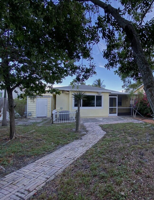 Building Photo - 2/2 single family house with big yard near downtown and beach!
