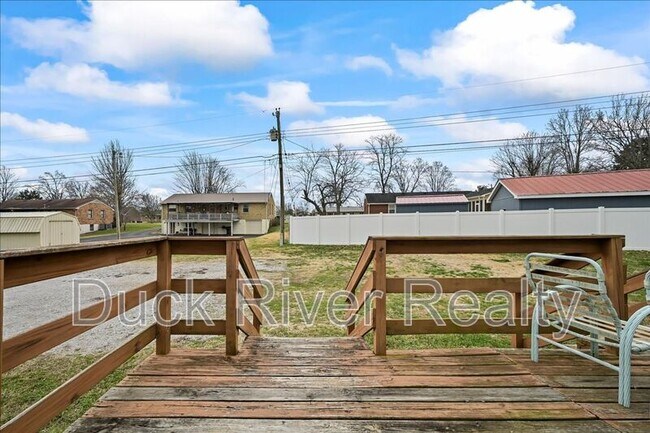 Building Photo - 525 Woods Dr