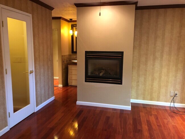 Master bedroom with gas f/p, sep. closets, deep jetted tub, sep.shower, sep. W/C, - 5930 Long Acres Ct