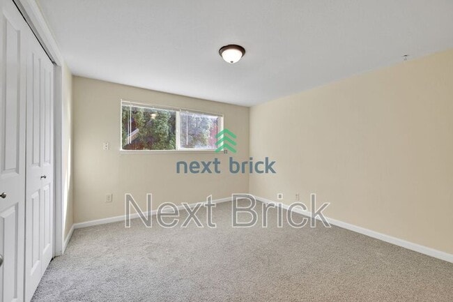 Building Photo - 701 S Kenyon St