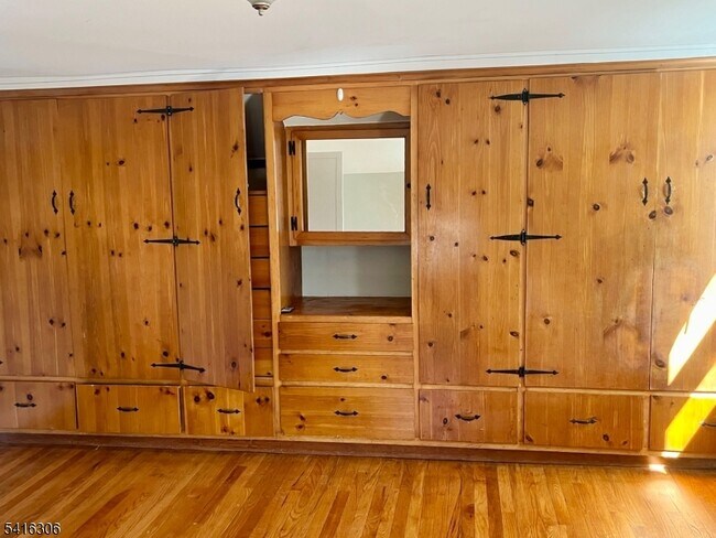 Building Photo - 52 Maple Ave