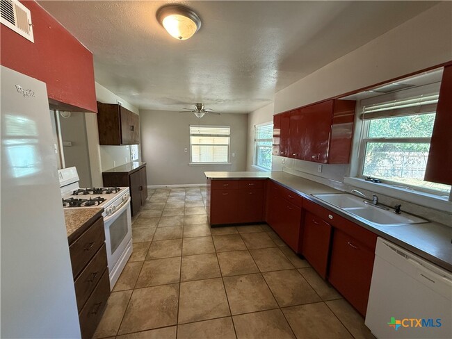 Building Photo - 1400 N East St