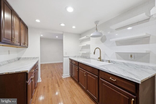 Building Photo - 10 Raleigh Pl