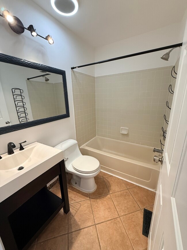 Building Photo - 2708 Falcon Ct