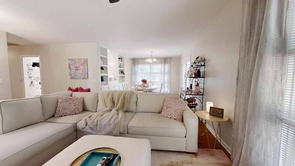 Building Photo - 560 Sherwood Dr