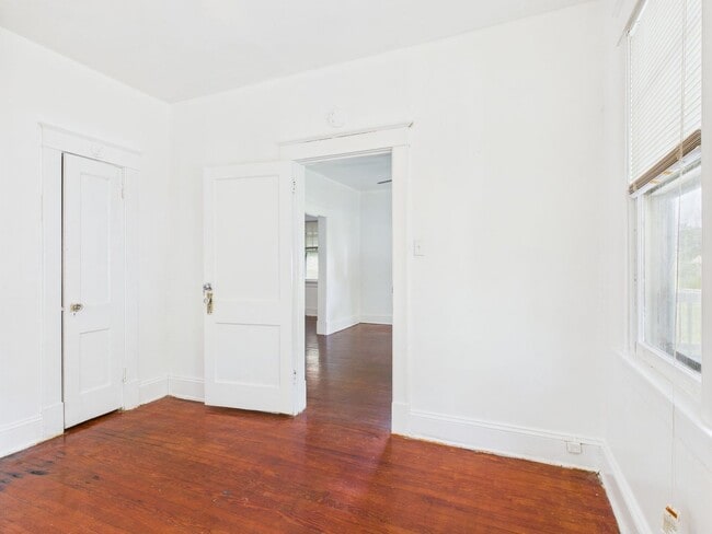 Building Photo - 2404 Yorktown Ave