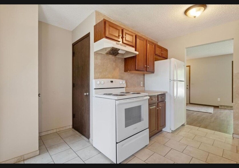 Building Photo - 605 10th Ave S