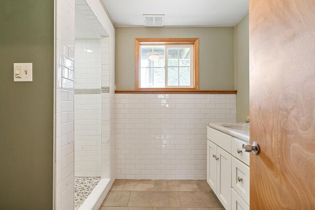 Building Photo - Beautiful, remodeled 3-bdrm/2-bath tri-lev...