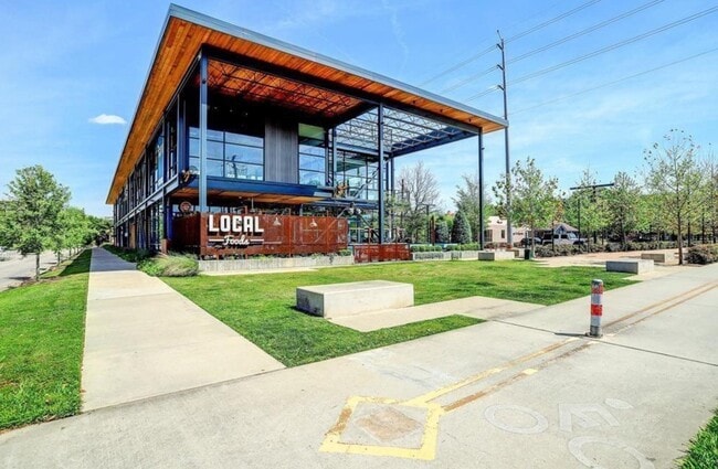 Building Photo - 813 Waverly St