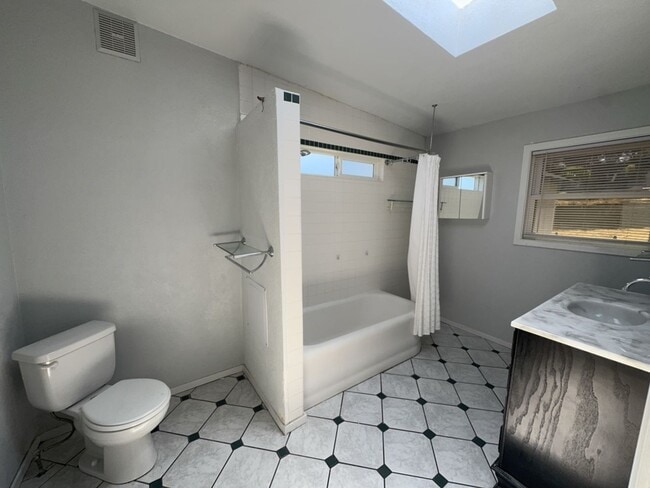 Building Photo - Charming 2 Bed 1 Bath home located in Eureka