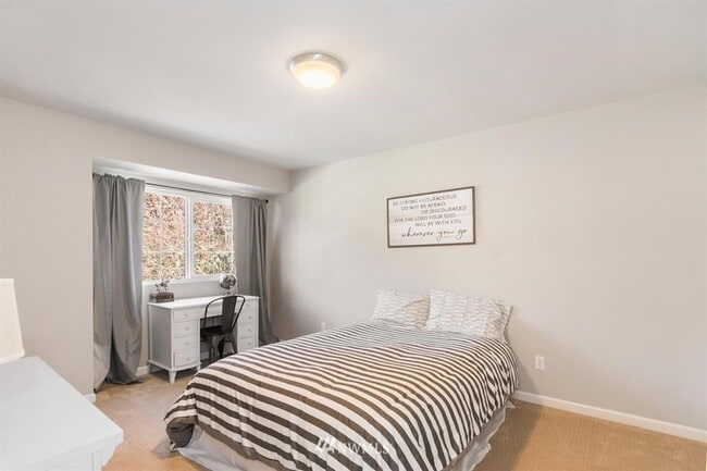Building Photo - 3 Bedroom 2.5 Bath Hilltop Home w/Beautifu...