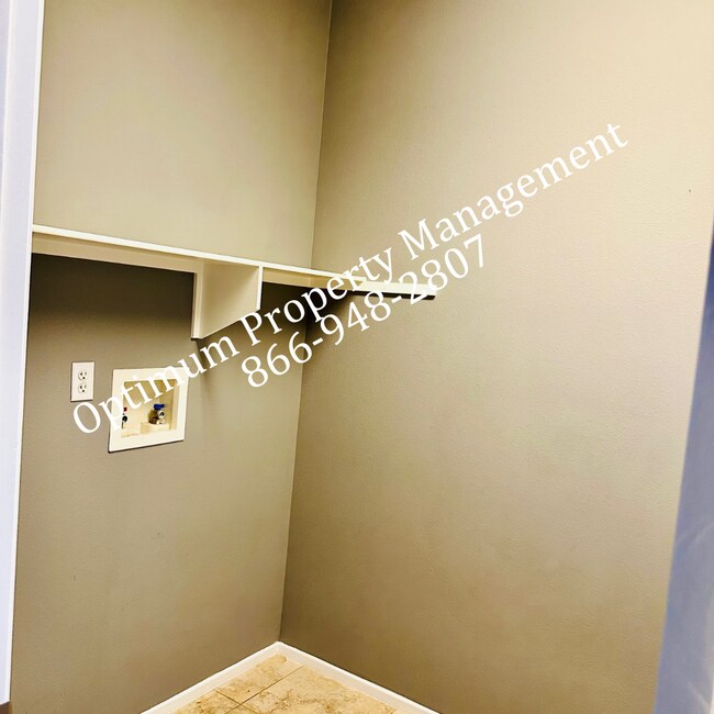 Building Photo - Modern Elegance and Comfort!