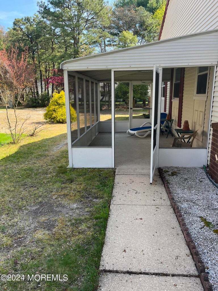 Large screenroom - 7A Ivy St