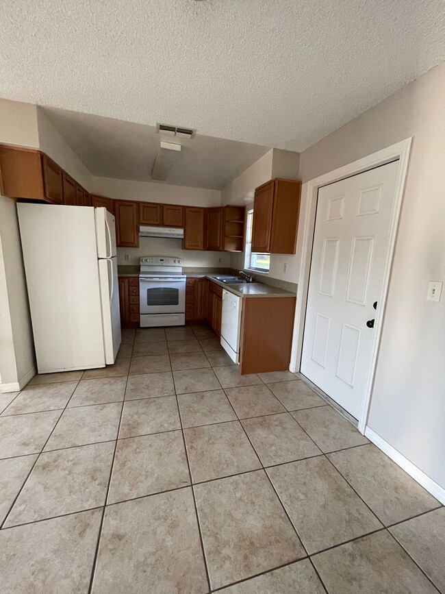 Building Photo - MOVE IN SPECIAL-Nice 2/1 Duplex Home for Rent in St. Cloud