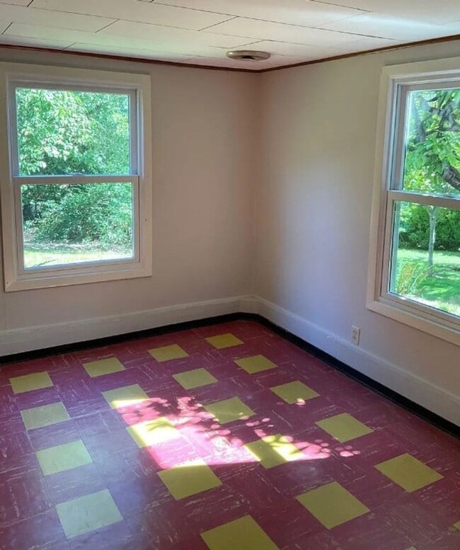 Building Photo - Charming Maplewood SFH with garden beds, fruit trees and finished basement