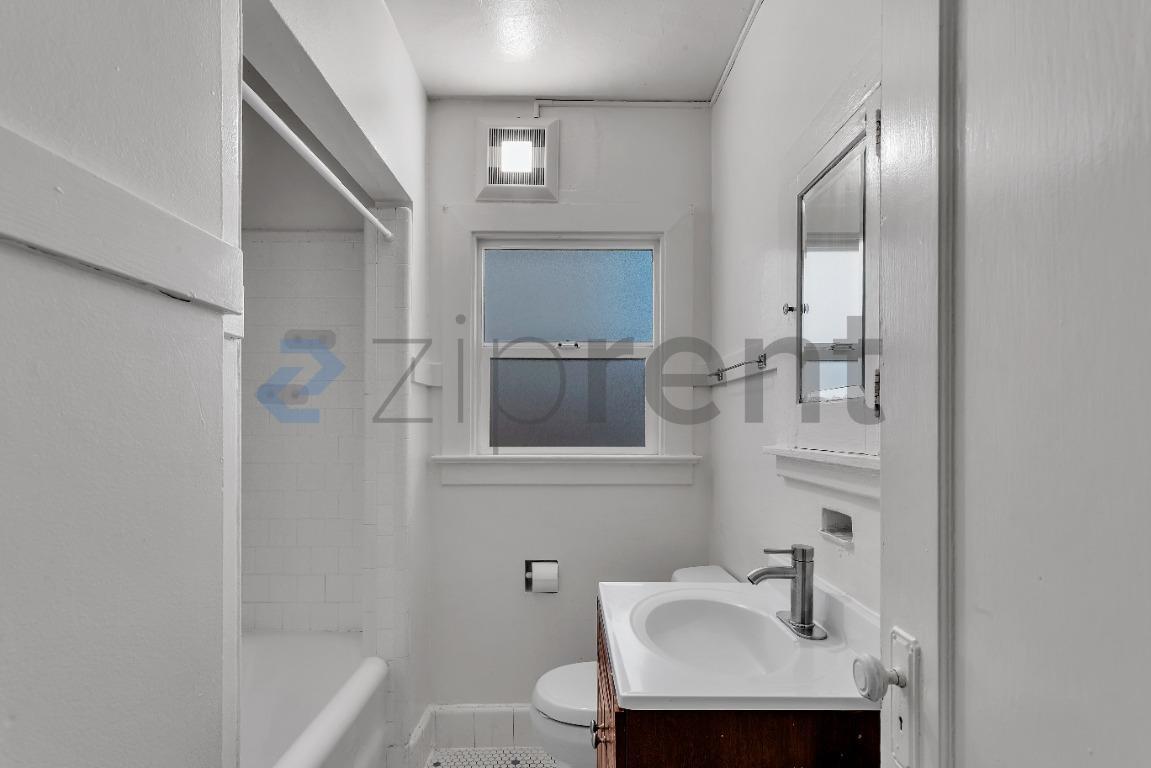 Building Photo - Unit