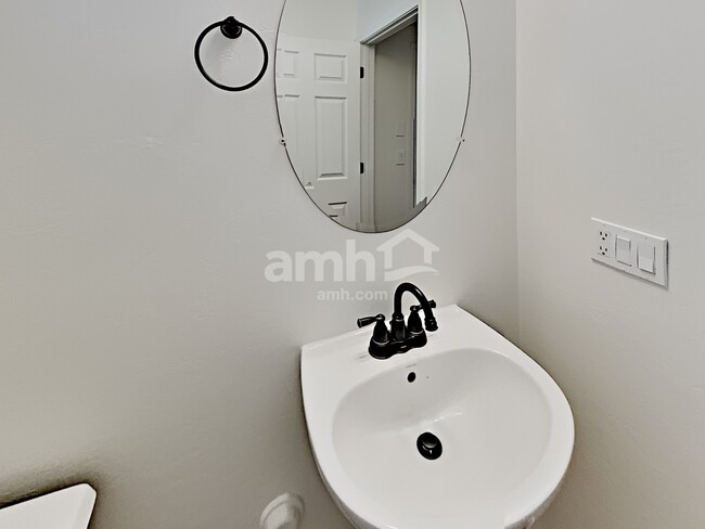 Building Photo - 576 E Calle De Ocaso