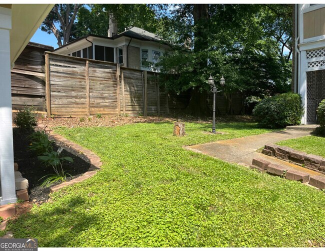 Building Photo - 806 Briarcliff Rd NE