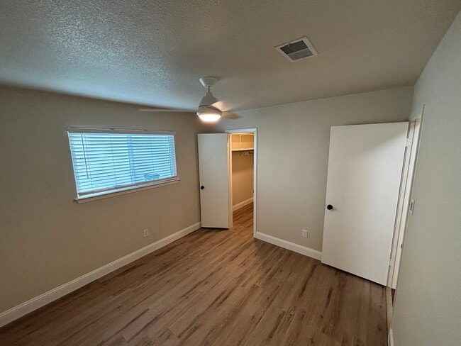 Building Photo - 4605 Pelham Dr