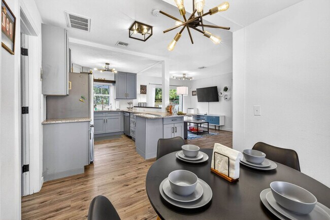 Building Photo - 1317 E Diana St