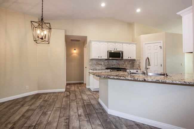Building Photo - 3 Bedroom Home in Viewpoint East  Applicat...