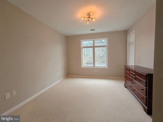 Building Photo - 206 Carson Terrace