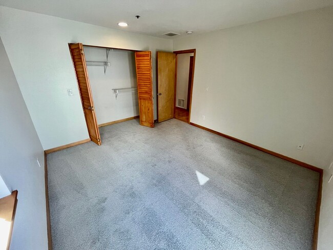 Building Photo - Top-Floor Riverfront Living with Broadway Bridge Views | 2 Bed + 2 Bath + Parking