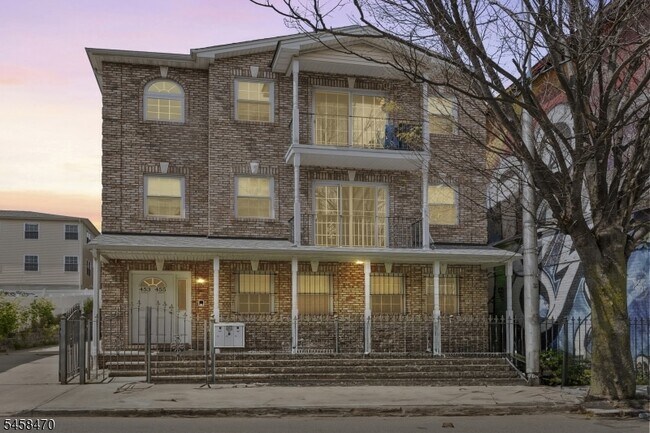 Building Photo - 453-455 Washington Street Unit 2