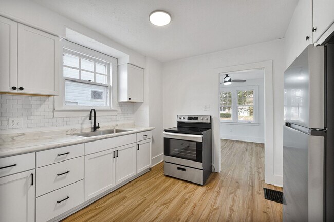 Building Photo - COMING SOON - 3 BEDROOM HOUSE ON SPRING ST