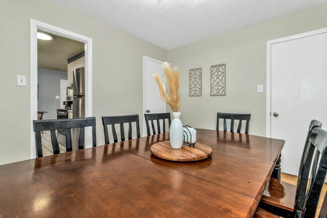 Building Photo - 1011 Old US Hwy 70