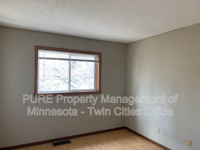 Building Photo - 1696 Pleasant St Apt C