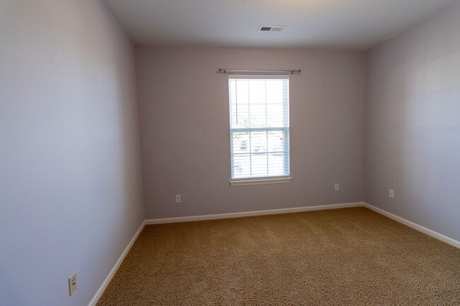 Building Photo - 3 Bed and 2 Bath Home