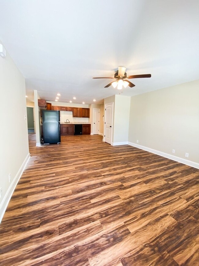 Building Photo - 102 Meadow Ln