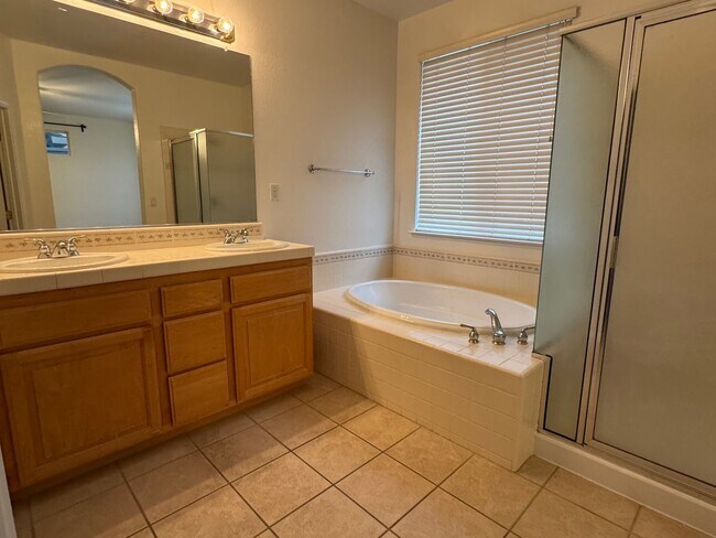 Building Photo - Well-maintained Roseville home!