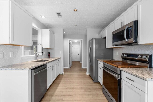 Building Photo - 3 Bedroom Ranch in Golf Cart Area of Senoia