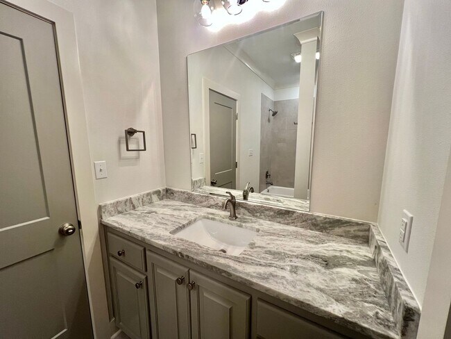 Building Photo - Spacious Two Bedroom Townhouse off Jeffers...