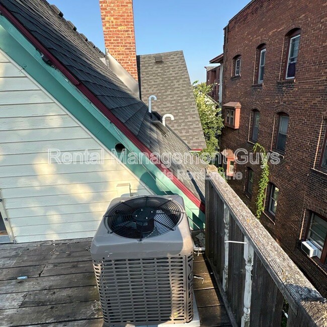 Building Photo - 2647 Girard Ave S