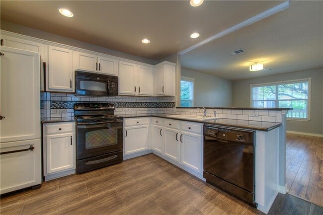 Building Photo - 712 Alamo Plaza Dr